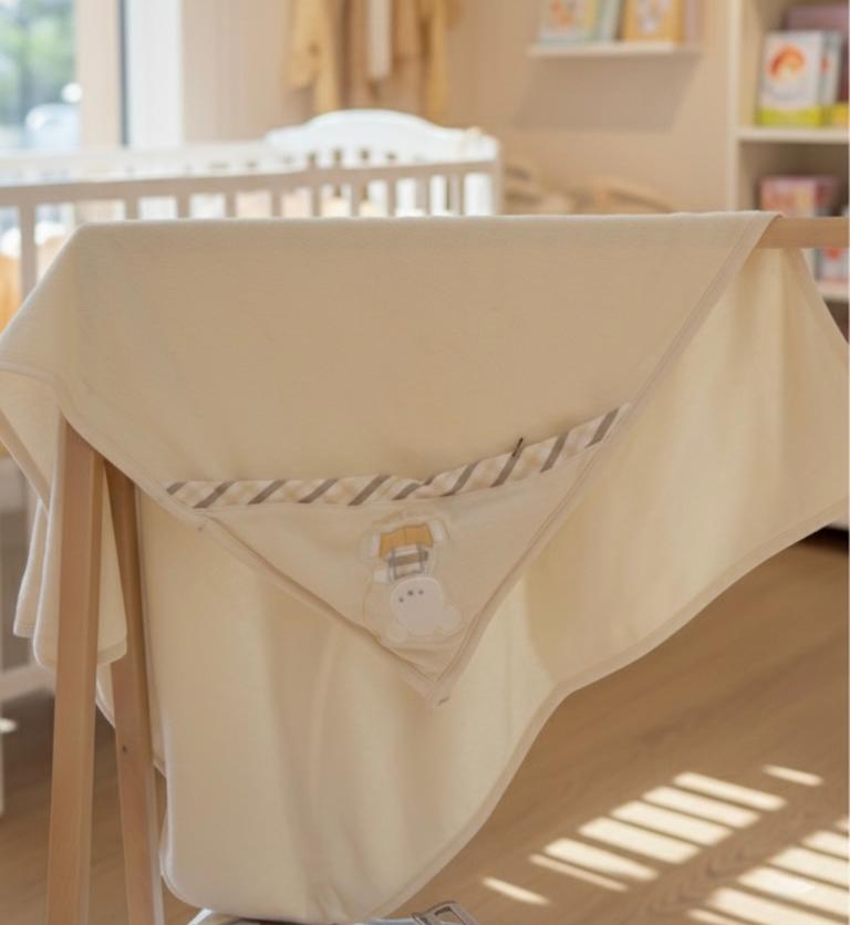 Peshqire me kapuç dhe doreze larje ngjyre pana