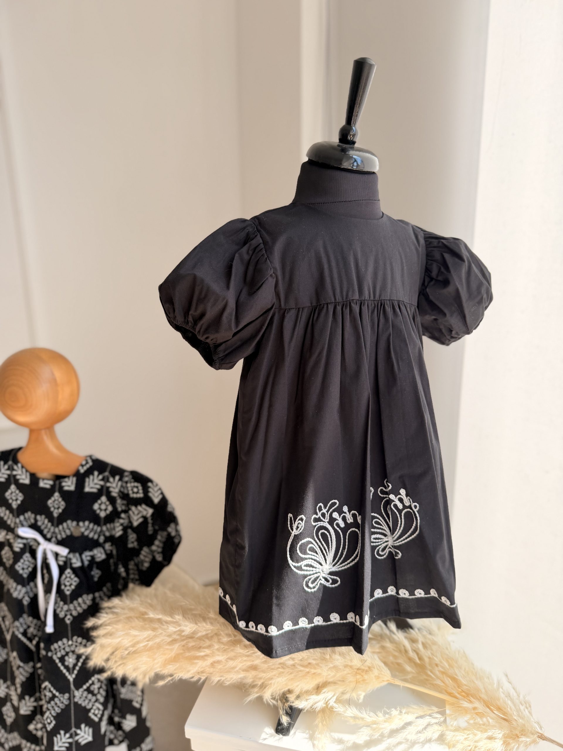 Fustan i zi me lule te bardha